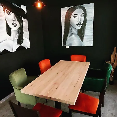 & Burgers Rezidenca Pipanova 4* Любляна