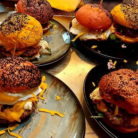 & Burgers Rezidenca Pipanova アパートホテル 4*