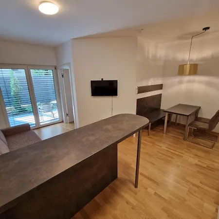 & Burgers Rezidenca Pipanova アパートホテル 4*