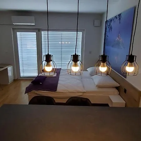 & Burgers Rezidenca Pipanova アパートホテル 4*