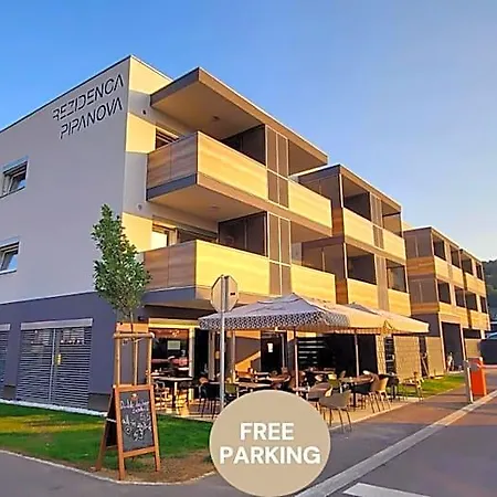 & Burgers Rezidenca Pipanova 4* Ljubljana