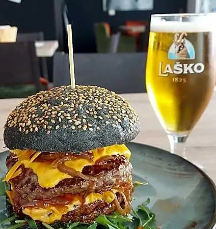 & Burgers Rezidenca Pipanova