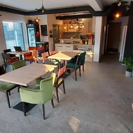 & Burgers Rezidenca Pipanova Любляна