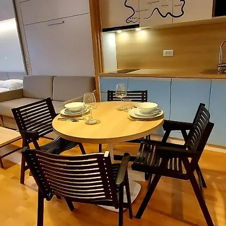 & Burgers Rezidenca Pipanova Апарт-отель Любляна