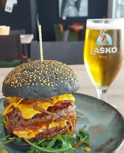 & Burgers Rezidenca Pipanova Apartmanhotel Ljubljana